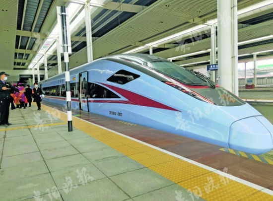 贵阳北站站台, 一列复兴号cr300af(蓝精灵)整装待发