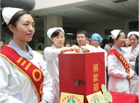 因车祸高位截瘫后,对有困难需要帮助的人毫不犹豫伸出援手,甚至坐上