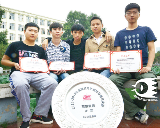 由右至左分别是中单李天驰,上单(队长)田震亚,打野李定佳,adc林磊和