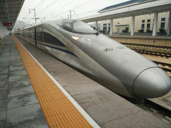 沪昆高铁上奔驰的 crh380a 高速动车组