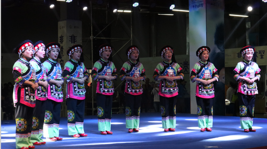 以舞台艺术形式把土家打镏子,土家花灯,土家傩技和土家山歌送到贵阳