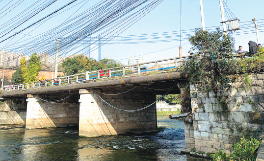 局联合召开的新闻通气会上获悉,贵阳市解放西路五眼桥因建成年限长,现
