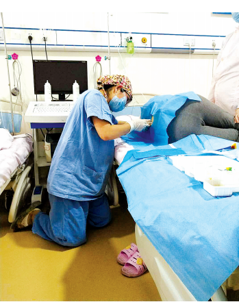 "怀孕医生"跪地为患者打麻药 引来网友纷纷点赞