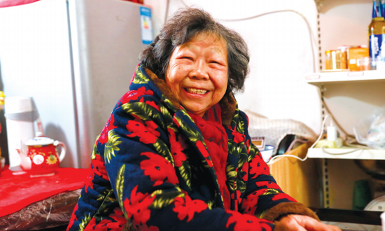 79岁老人照顾残疾邻居10多年