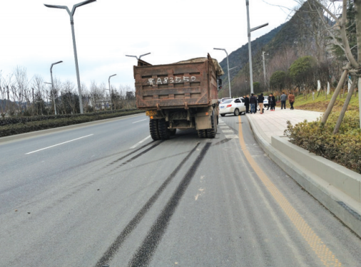 渣土车碰撞小轿车致1人受伤_新浪贵州_新浪网