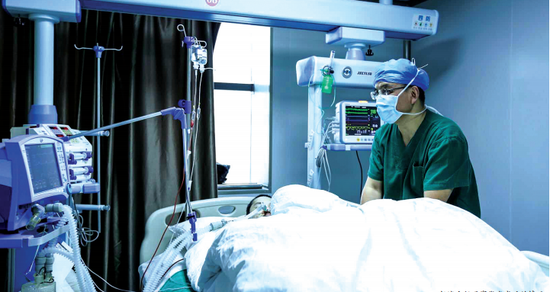 赵滨主任观察张发术后的情况