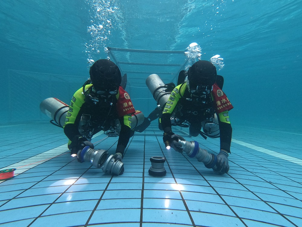 图:消防指战员开展水下密闭空间救援训练