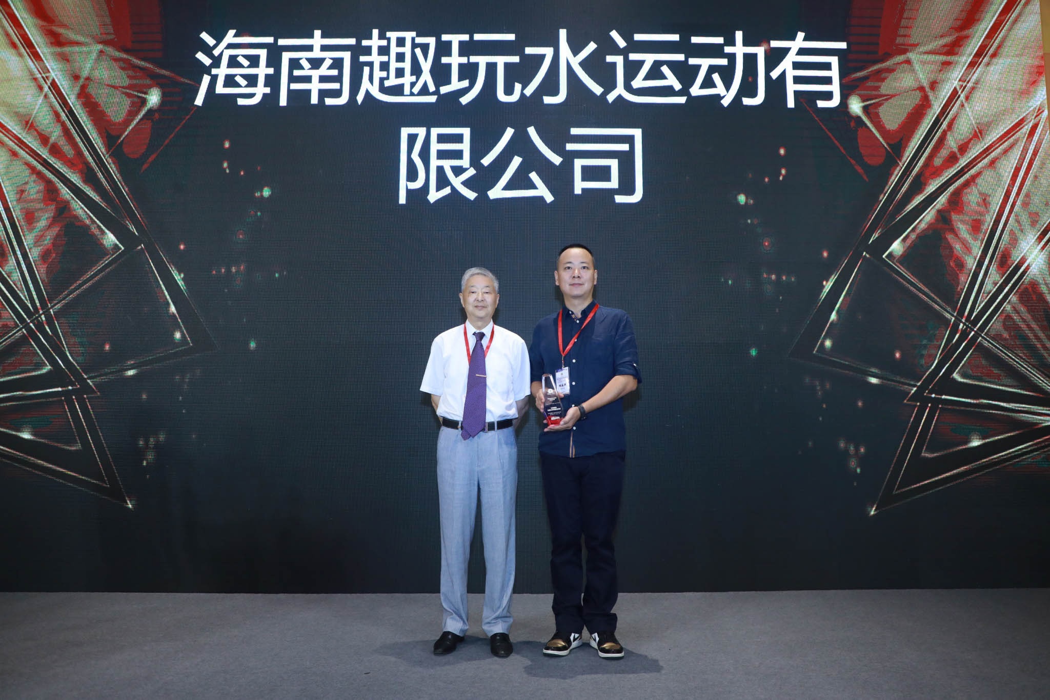 蜈支洲岛荣获年度杰出海岛主题公园行业领导者奖