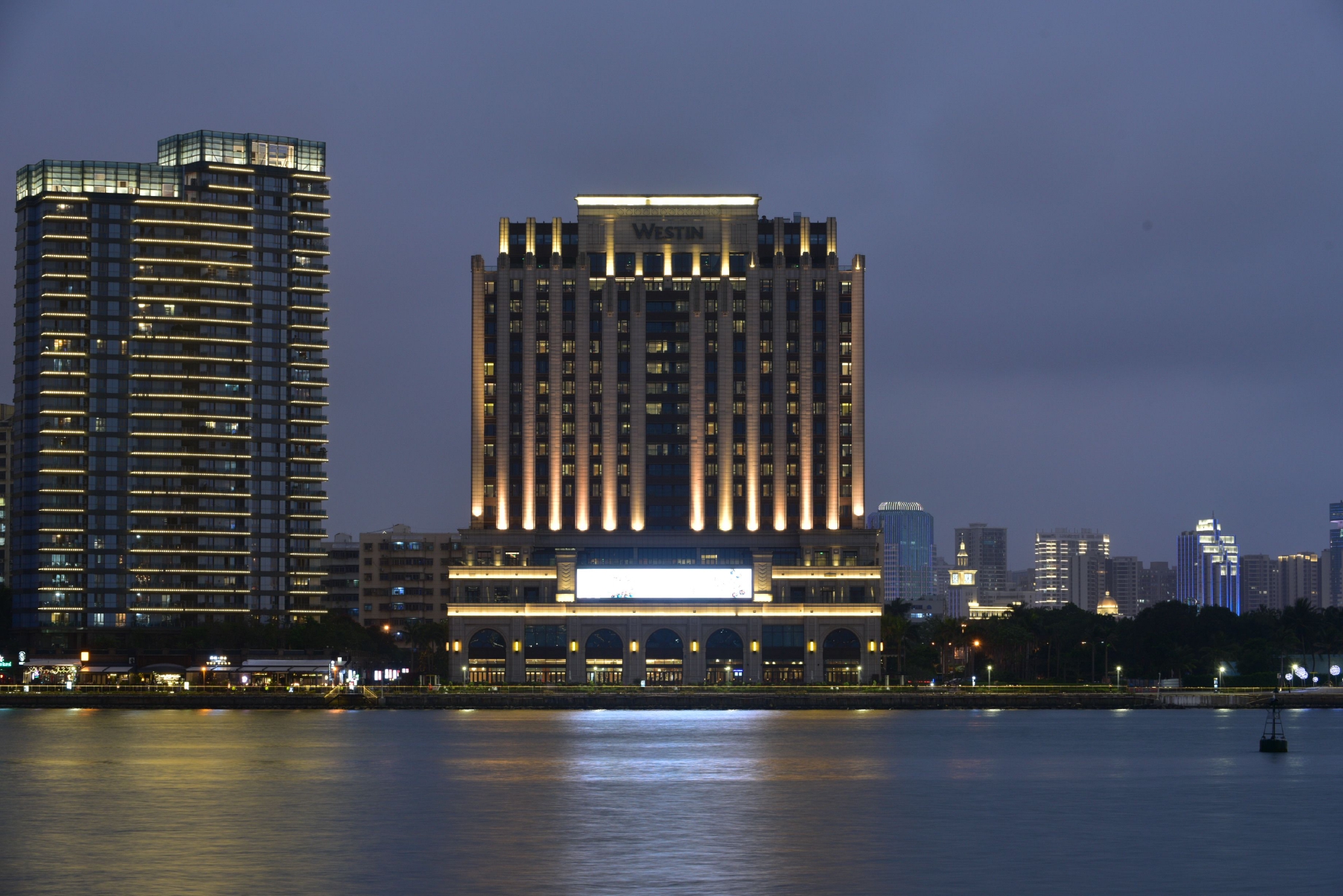 海口观澜湖度假酒店,海口丽思卡尔顿酒店等,均坐落在龙华区,全为星级