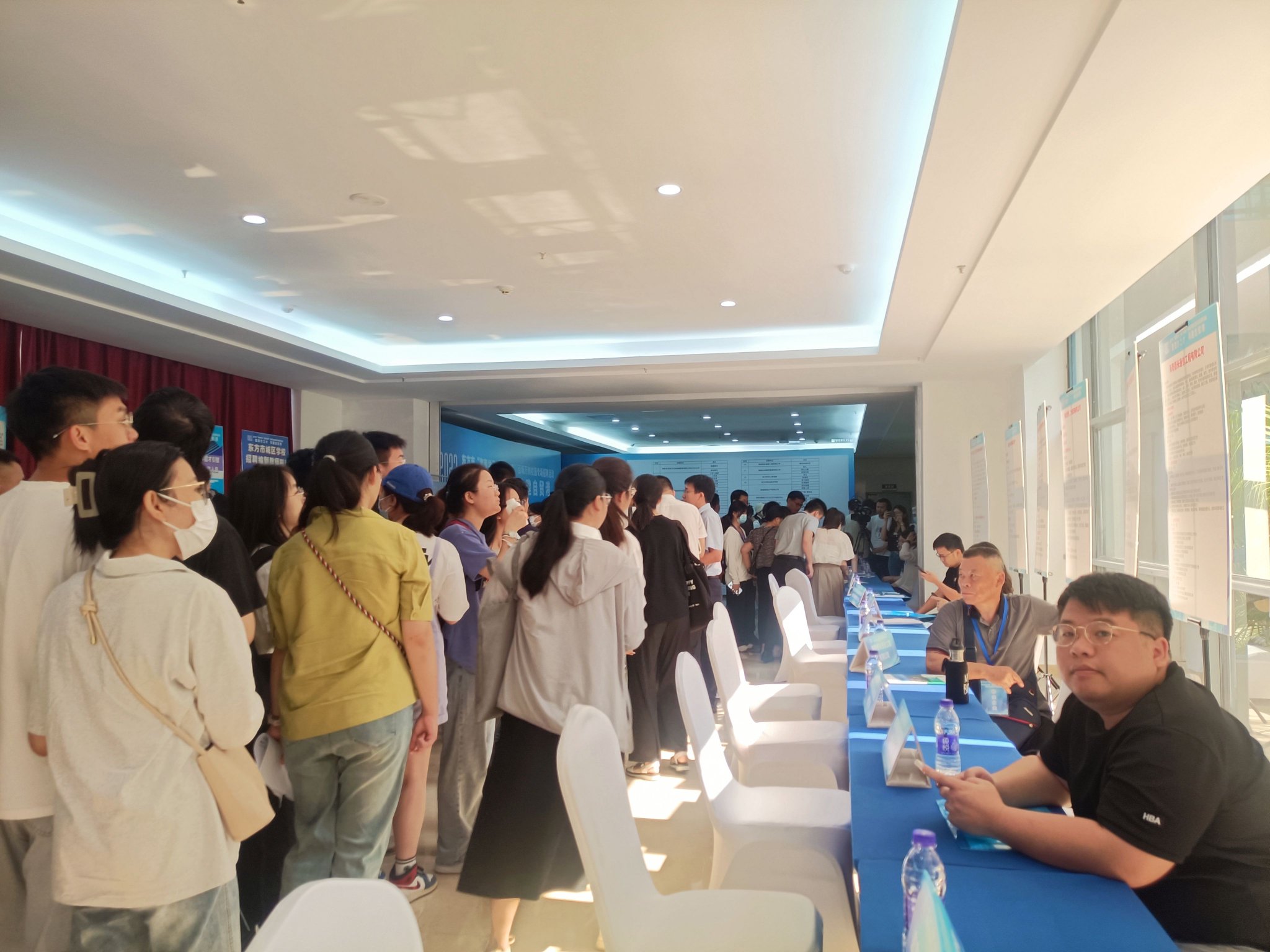 东方市2023年“海南学子·就在海南”百场万岗校园专场招聘活动海南大学海甸校区现场。