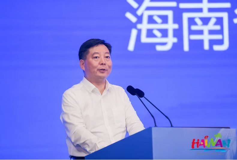 海南省旅游和文化广电体育厅党组书记、厅长陈铁军在开幕会上致辞