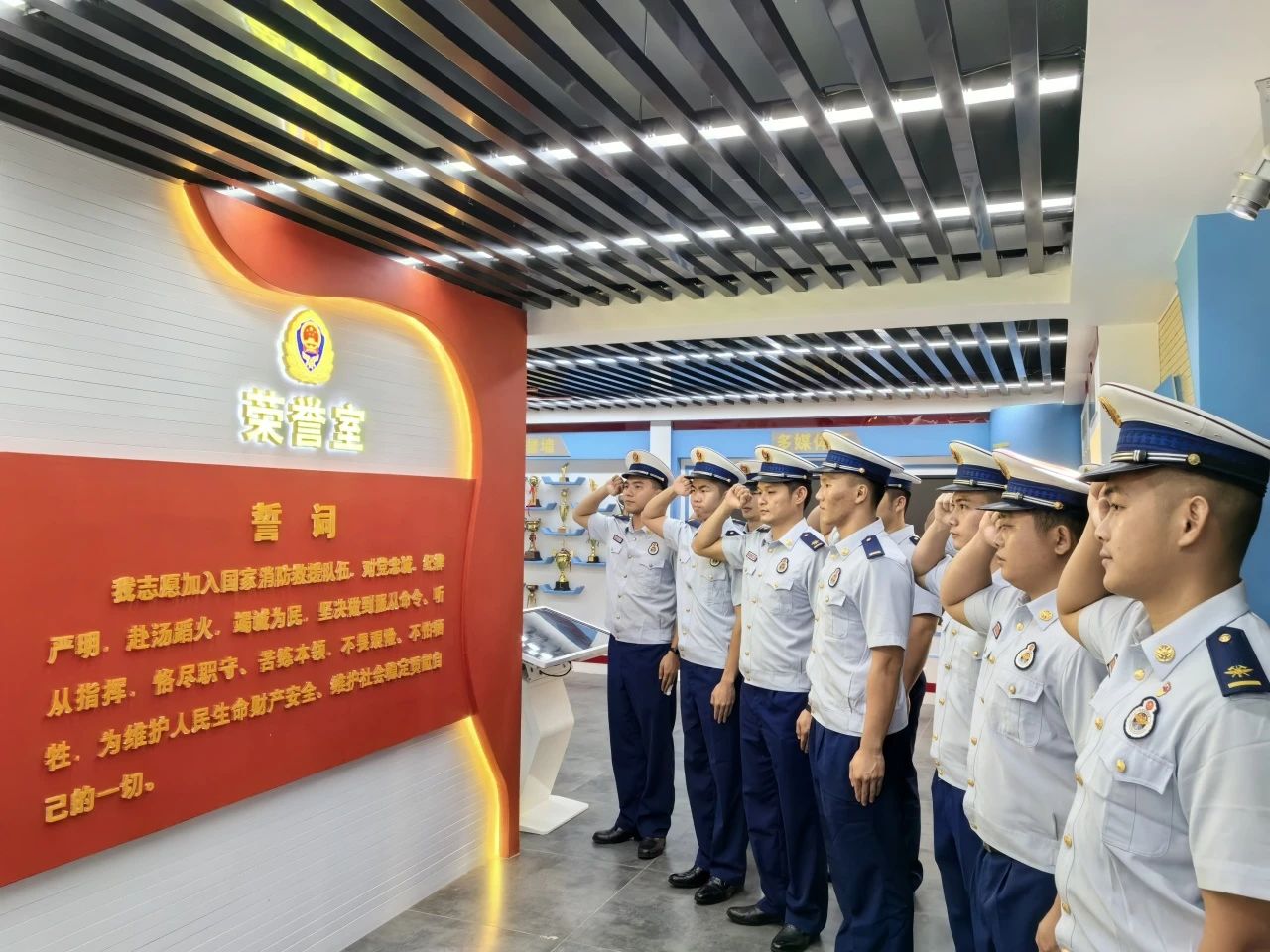 海南消防隆重举行重温重要训词和入队誓词仪式