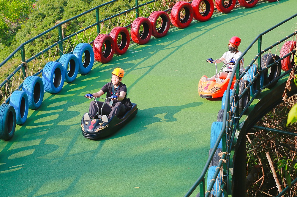 游客在体验山地(卡丁)滑车