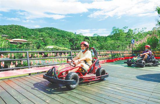游客在海南槟榔谷黎族苗族文化旅游区体验田野卡丁车项目