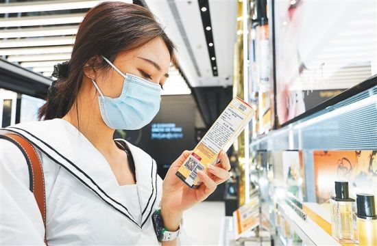 武威 摄8月1日早上,广州旅客蔡鹏在海口美兰机场免税店内购买了4800余