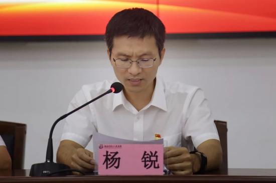 三亚市委组织部部务委员杨锐宣布三亚中心医院任命决定