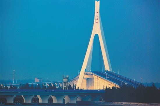 海文大桥:一桥飞架通天堑