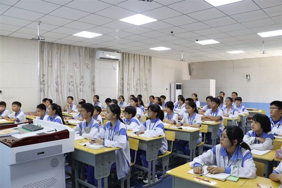 学生在认真听讲(张苏淑 摄)