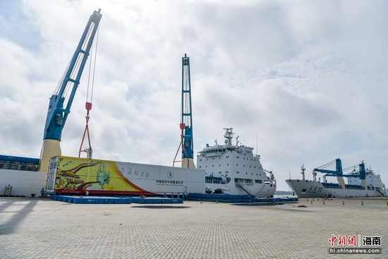 日,执行长征五号b遥三运载火箭海上运输任务的火箭运输船编队远望21号