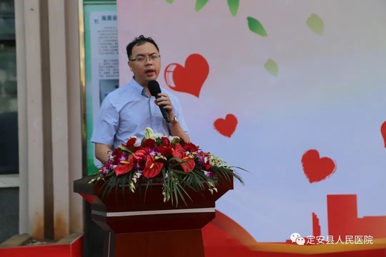 院长吴涛宣读优秀护士,护士长及优秀护理团队名单