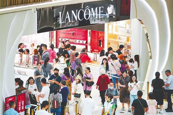 在cdf三亚国际免税城内,众多市民游客前来选购免税商品.