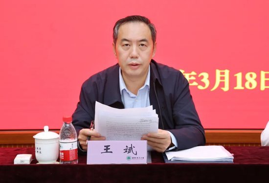 省委常委宣传部长王斌为海南师范大学全国重点马克思主义学院揭牌