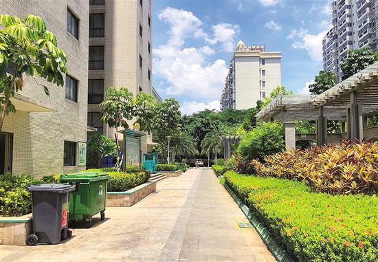 海口金坡社区同一社区不同景象一处路面整洁一处垃圾成山