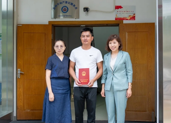 区委副书记,代区长童立艳(右),市资规局副局长何海英(左)为村民唐才