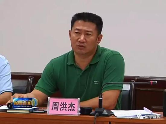 县委常委,常务副县长周洪杰出席会议.