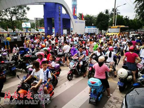 海口市第二十七小学因金滩桥改造,学校大门口在放学期间出现交通堵塞.