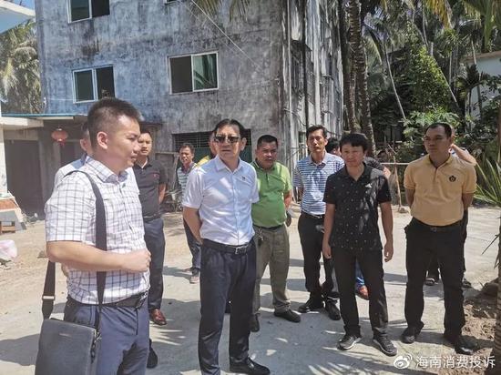 吉阳区委副书记,区政府区长张华文调研吉阳区农村"厕所革命"推进