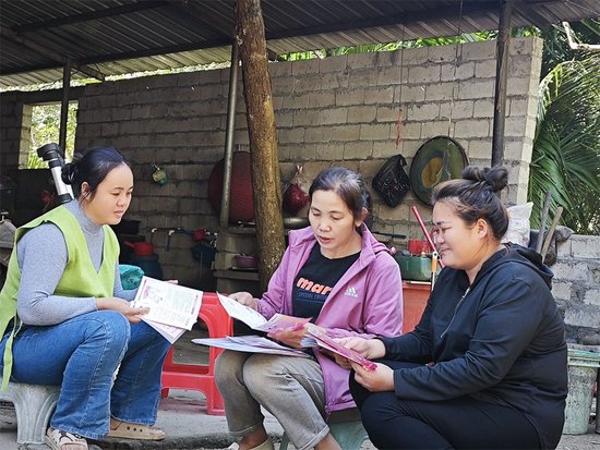 陈慧珍向村民宣传计划生育政策(符长雨 摄)