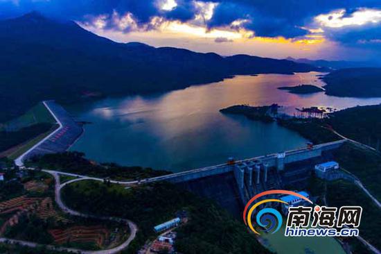 在琼中黎族苗族自治县红岭水库,夜幕下的库区蓄水充足,犹如海南中部