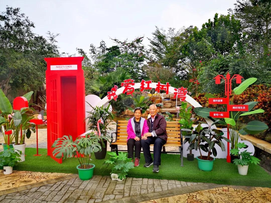 在合影墙里拍张恩爱照