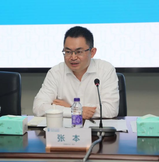 海南省人民医院院长张本对社会监督员的关心支持表示感谢