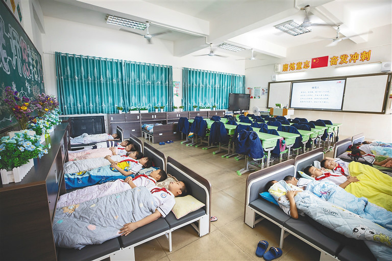 三亚水蛟小学加强学生睡眠管理教室内设午休床
