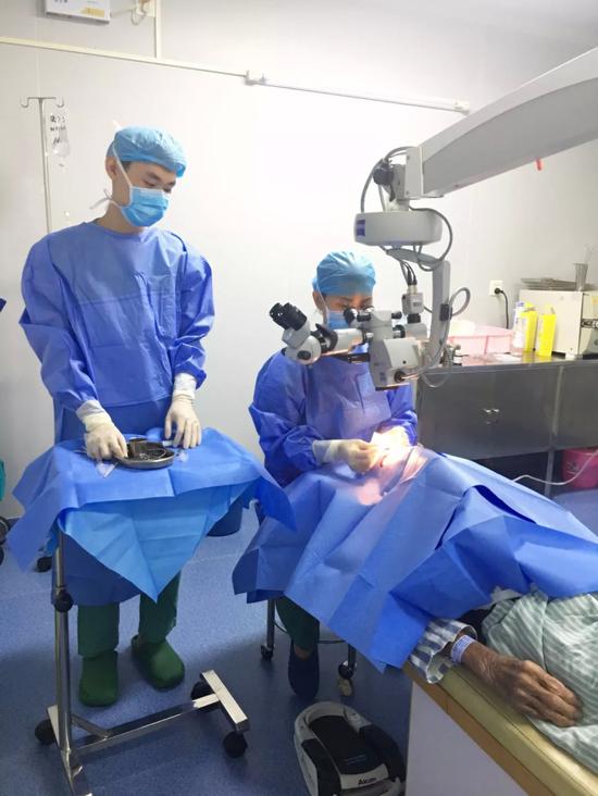 图|吴小燕医生手术中