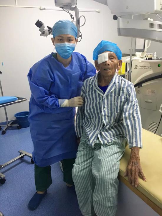 图|刚做完手术的周爷爷与吴小燕医生