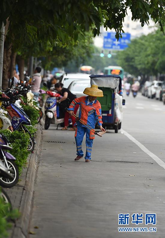5月29日,一位环卫工人在高温下工作.新华社记者 杨冠宇摄