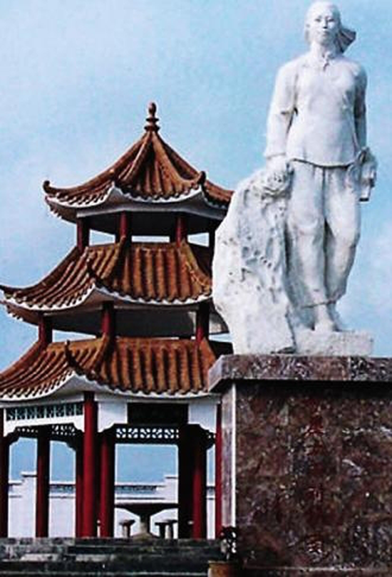 (刘秋菊雕像)刘秋菊烈士纪念园位于府城镇那梅村西北侧,海榆东线高速