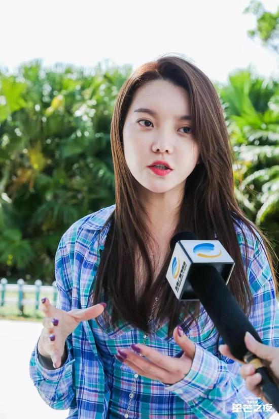 yy网红崔阿扎接受三亚电视台采访