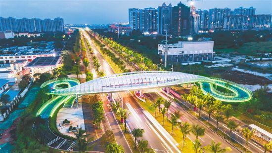 "巨浪"添彩夜海口