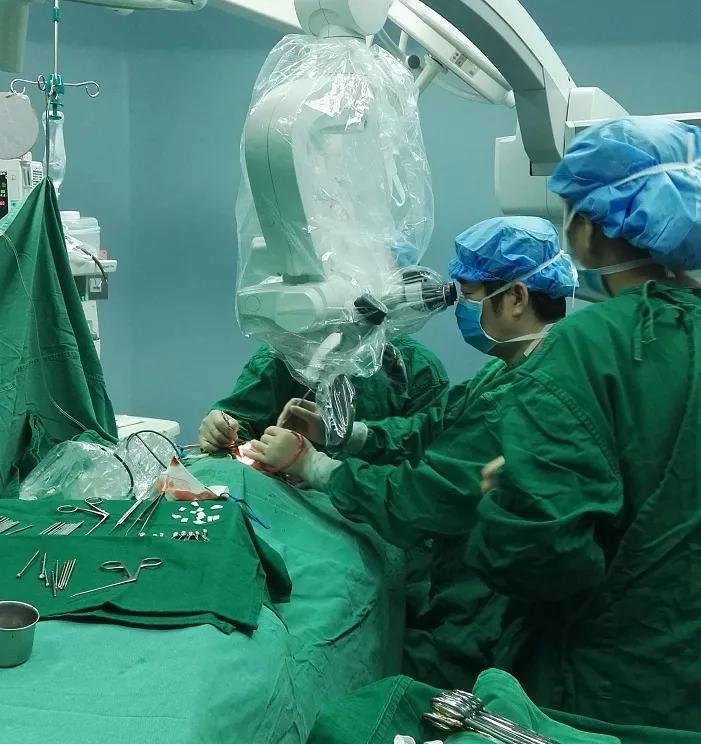 姜鸿彦院长为听障患儿进行人工耳蜗微创植入术