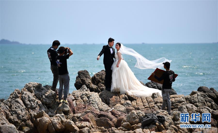 3月11日,情侣在三亚市天涯海角景区拍摄婚纱照.新华社记者 郭程 摄
