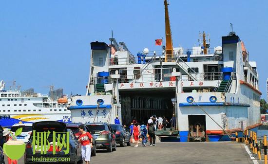 大年初五海口秀英港离岛预约过海车辆井然有序登轮