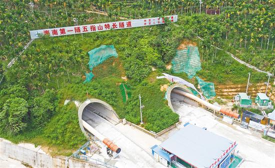 俯瞰五指山特长隧道洞口处,洞口边仰坡目前已进行覆绿.