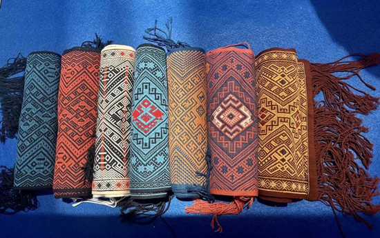 在东方,有不少地方可以体验黎锦的制作和文化.