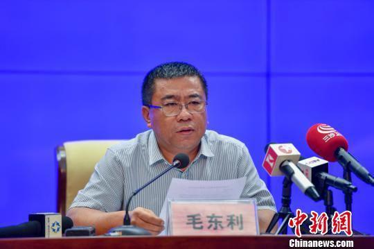 图为海南省生态环境保护厅副厅长毛东利介绍情况. 骆云飞 摄