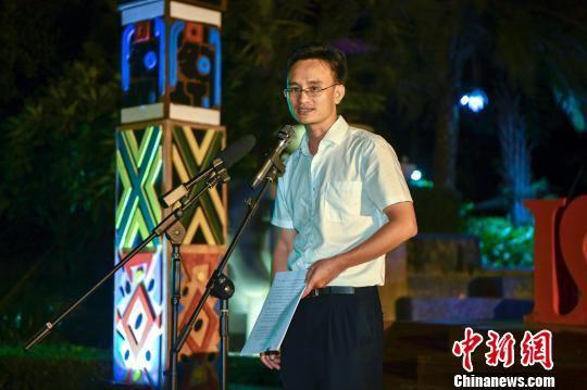 三亚市委宣传部副部长邢增海介绍相关情况. 骆云飞 摄