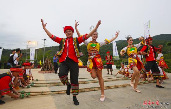 乡村旅游文化节乐东旅游招商推介会上竹竿舞表演.